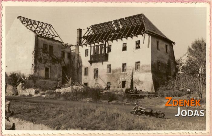 Bechyňův dům čp. 48/I. Dům stál v prostoru dnešní nové budovy školy. V roce 1956 jej zachvátil požár a poté byl zbourán.