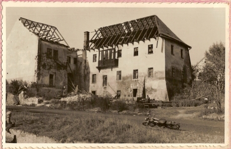 Bechyňův dům čp. 48/I. Dům stál v prostoru dnešní nové budovy školy. V roce 1956 jej zachvátil požár a poté byl zbourán.