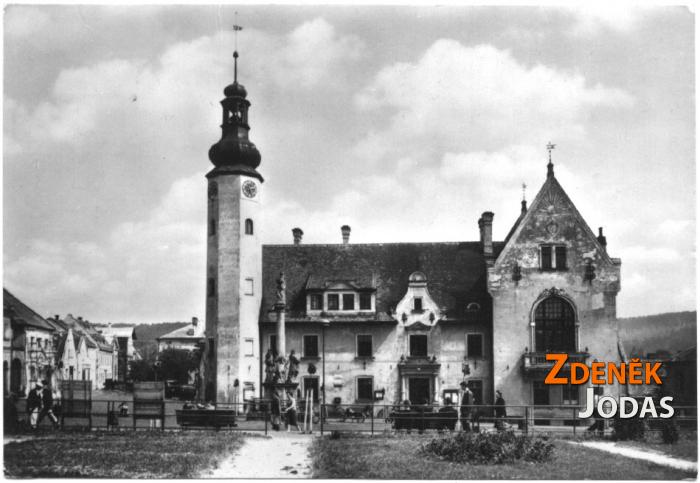 Vzhled náměstí v 60. letech 20. století. Park vznikl zbouráním domů 7–9/I v padesátých letech. Ke konci 60. let zde bylo vystavěno nákupní středisko.