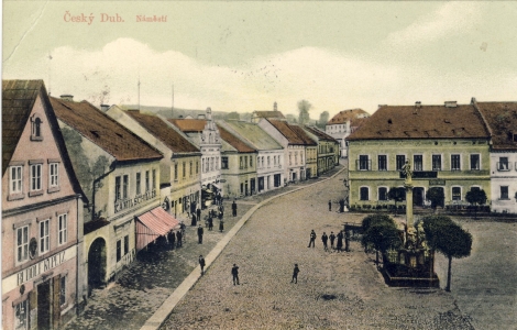 Severozápadní roh náměstí do kterého ústí ulice Václava Havla. Rok 1907.