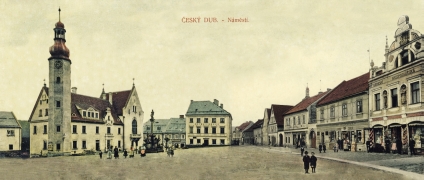 Náměstí kolem roku 1910. Panoramatická pohlednice vytvořena spojením dvou dobových pohlednic. Vydali jsme ji u příležitosti křtu knihy Český Dub a okolí na dobových obrázcích v roce 2009.