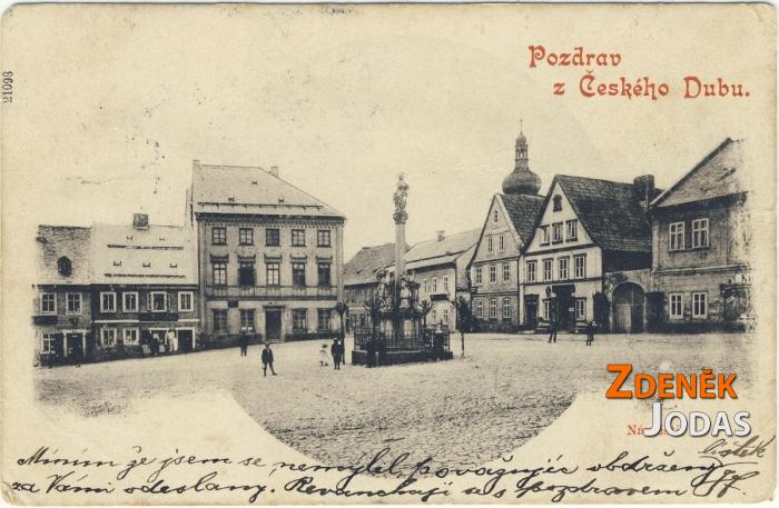 Náměstí na přelomu 19. a 20. století. Morový sloup uprostřed náměstí byl postaven pravděpodobně v roce 1717.
