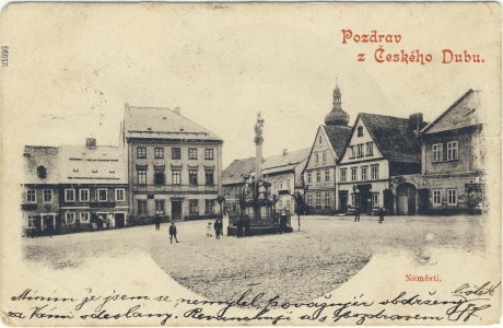 Náměstí na přelomu 19. a 20. století. Morový sloup uprostřed náměstí byl postaven pravděpodobně v roce 1717.