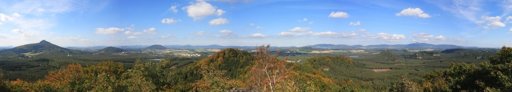Pohled od Ralska k Ještědu z Velkého Jeleního vrchu.