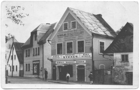 Masarykova ulice, hostinec Otakara Štrause (30. léta). Zbouráno v roce 1965.