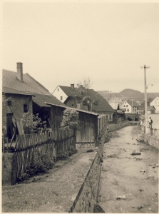 Rašovský potok v Dolánkách (40. léta). Pohled na zadní trakty budov hostince U Červů a Arltova hostince.