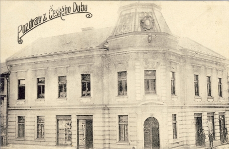 Budova bývalého okresního domu (kolem roku 1910). Masarykova ulice čp. 13/III. Slavnostně otevřeno 28. 9. 1904. Později zdravotní středisko.