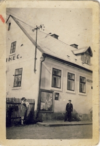 Arltova hospoda v Dolánkách, Masarykova ulice čp. 65/III. Po požáru 28. 11. 1948 již nebyl znovu postaven. Dnes prostor před hasičskou zbrojnicí.