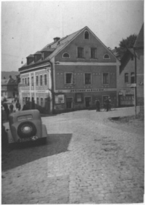 Husova ulice hostinec Balkán čp. 4/III (30. léta). Zbouráno v roce 1984.