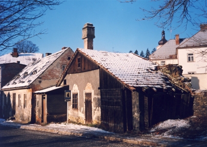 Husova ulice, tzv. Rengerova kovárna vedle domu čp. 88/III. Zbouráno v roce 1999.