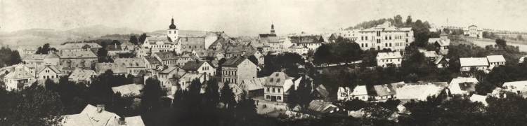 Panoramatický pohled na město na přelomu 19. a 20. století. Vytvořil jsem spojením tří dochovaných fotografií.