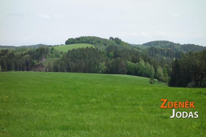 Vrch Medný, údolí Čertova potoka.