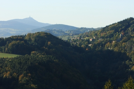 Pohled k Ještědu, vpravo hrad Frýdštejn
